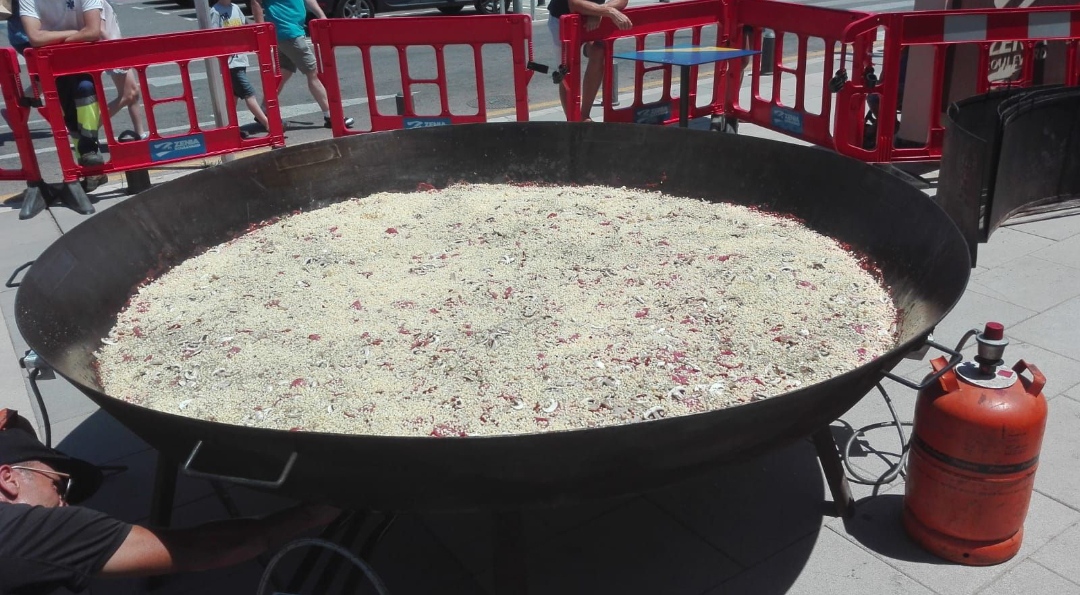 Paellas de pollo campero a la leña